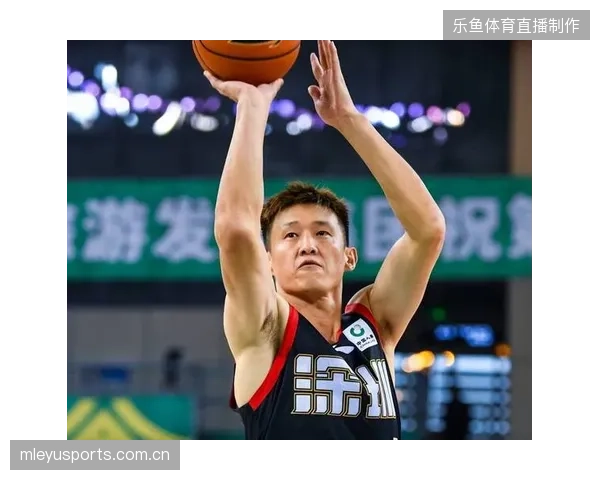 老将周鹏防守经验成财富，在广东队锋线防守轮转中扮演重要角色